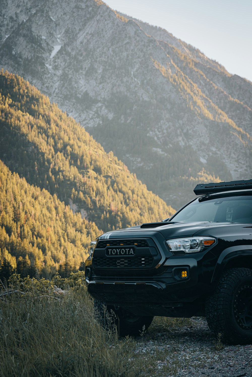 Foto zum Thema Ein schwarzer Toyota-Lkw parkt vor einem Berg – Kostenloses  Bild zu Fahrzeug auf Unsplash