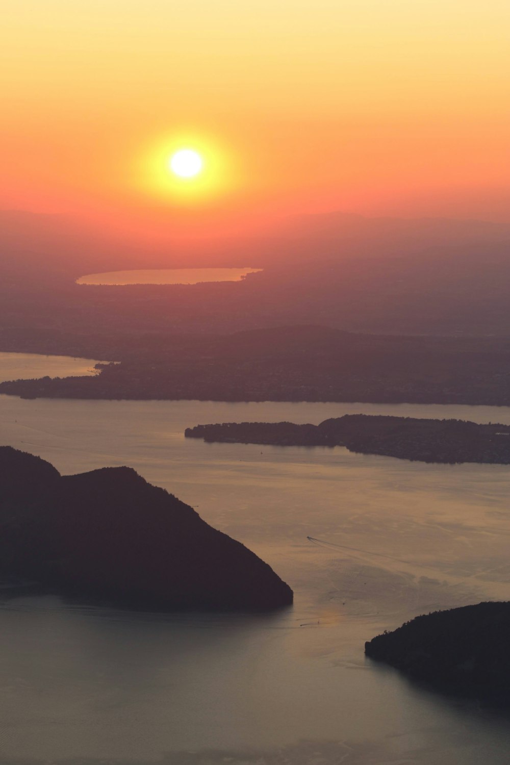 El sol se está poniendo sobre un cuerpo de agua