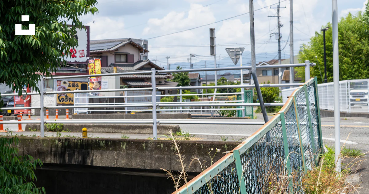 川に架かる橋の道路標識の写真 – Unsplashの無料富士写真