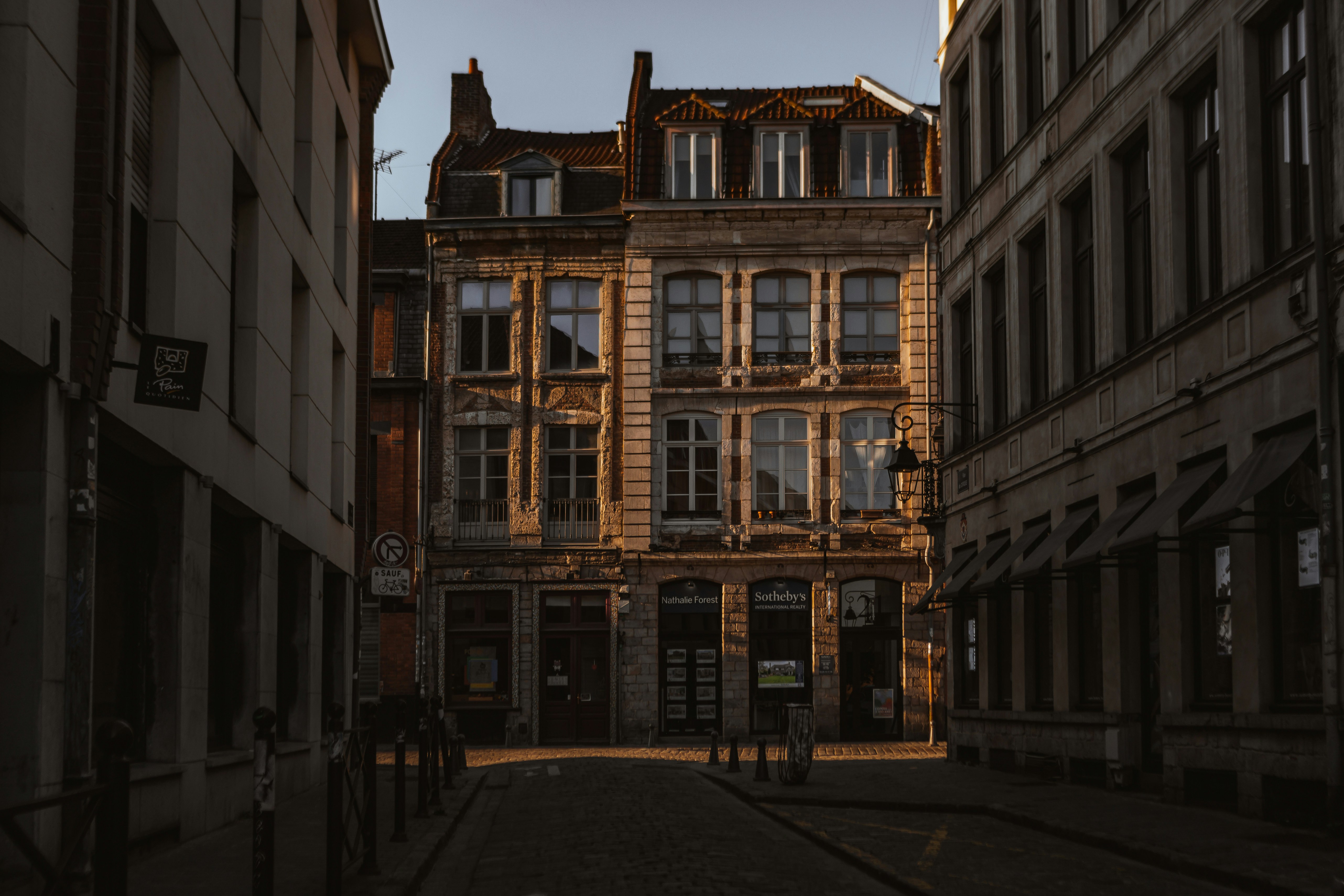 a narrow alley way with a building in the background