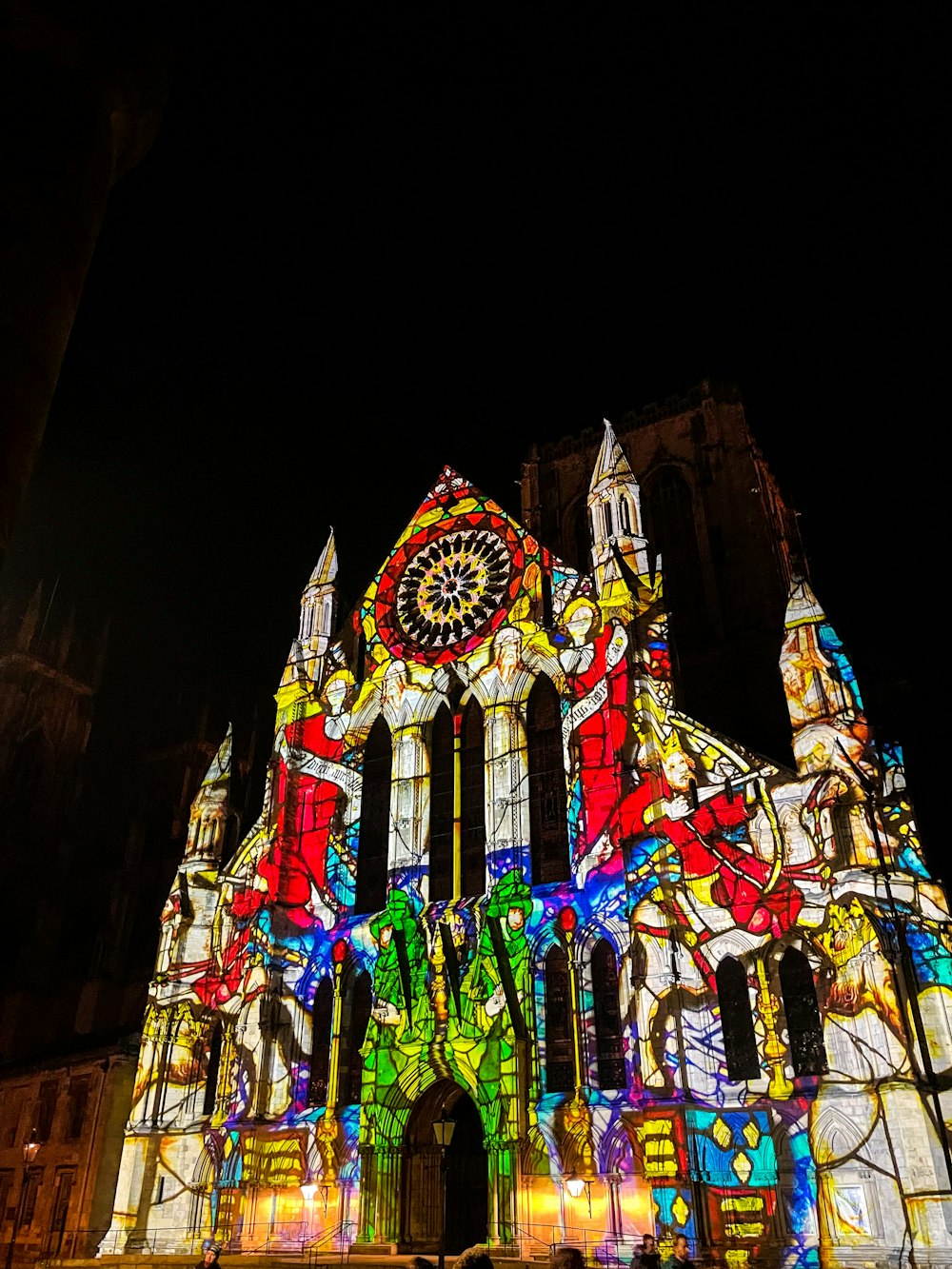 Eine große Kathedrale, die mit bunten Lichtern erleuchtet wird
