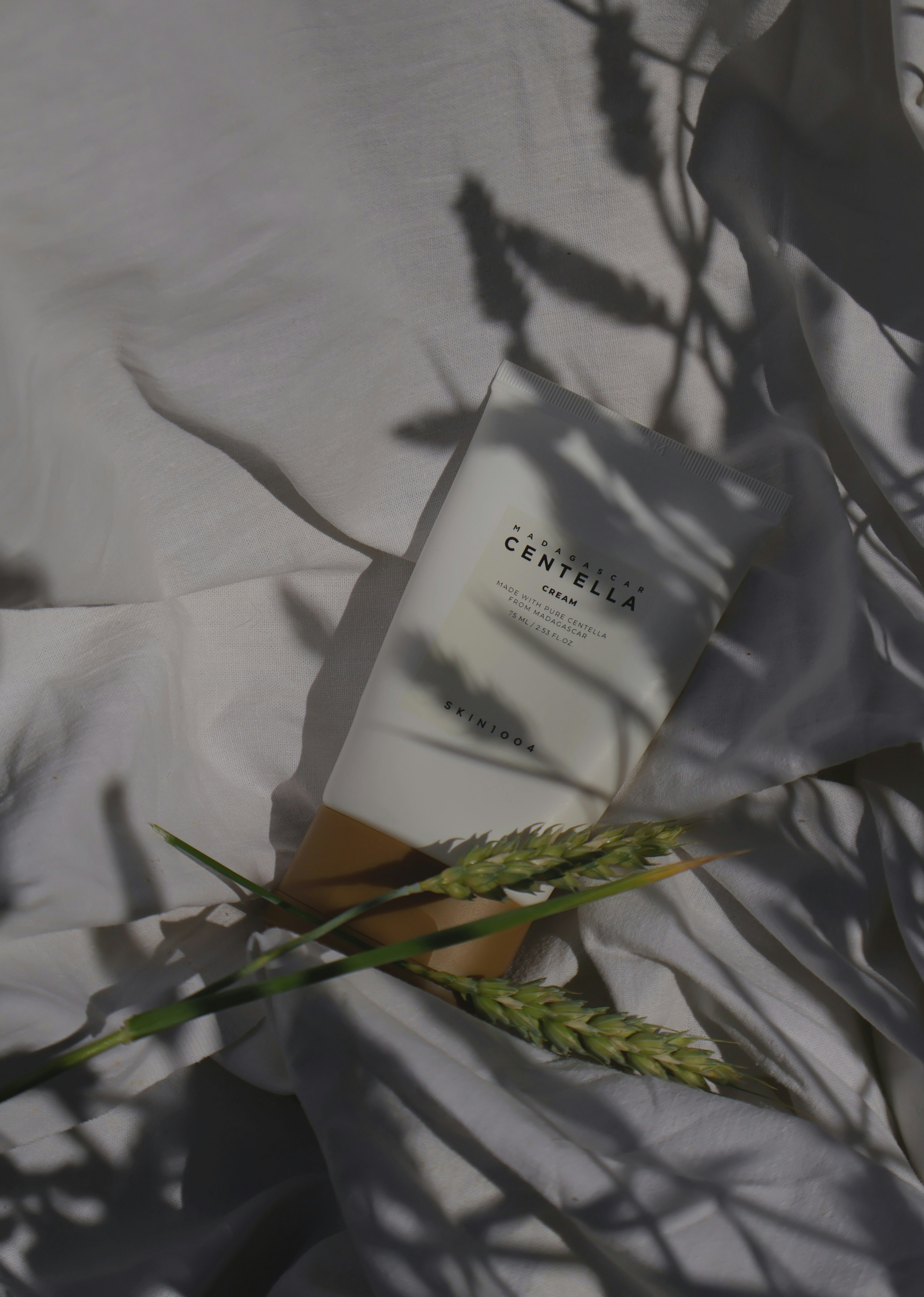 Un libro sobre una sábana blanca