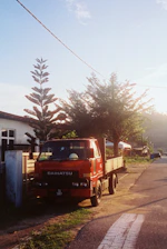 A Rutaviva recovery truck assisting a car after a roadside accident at dusk.
