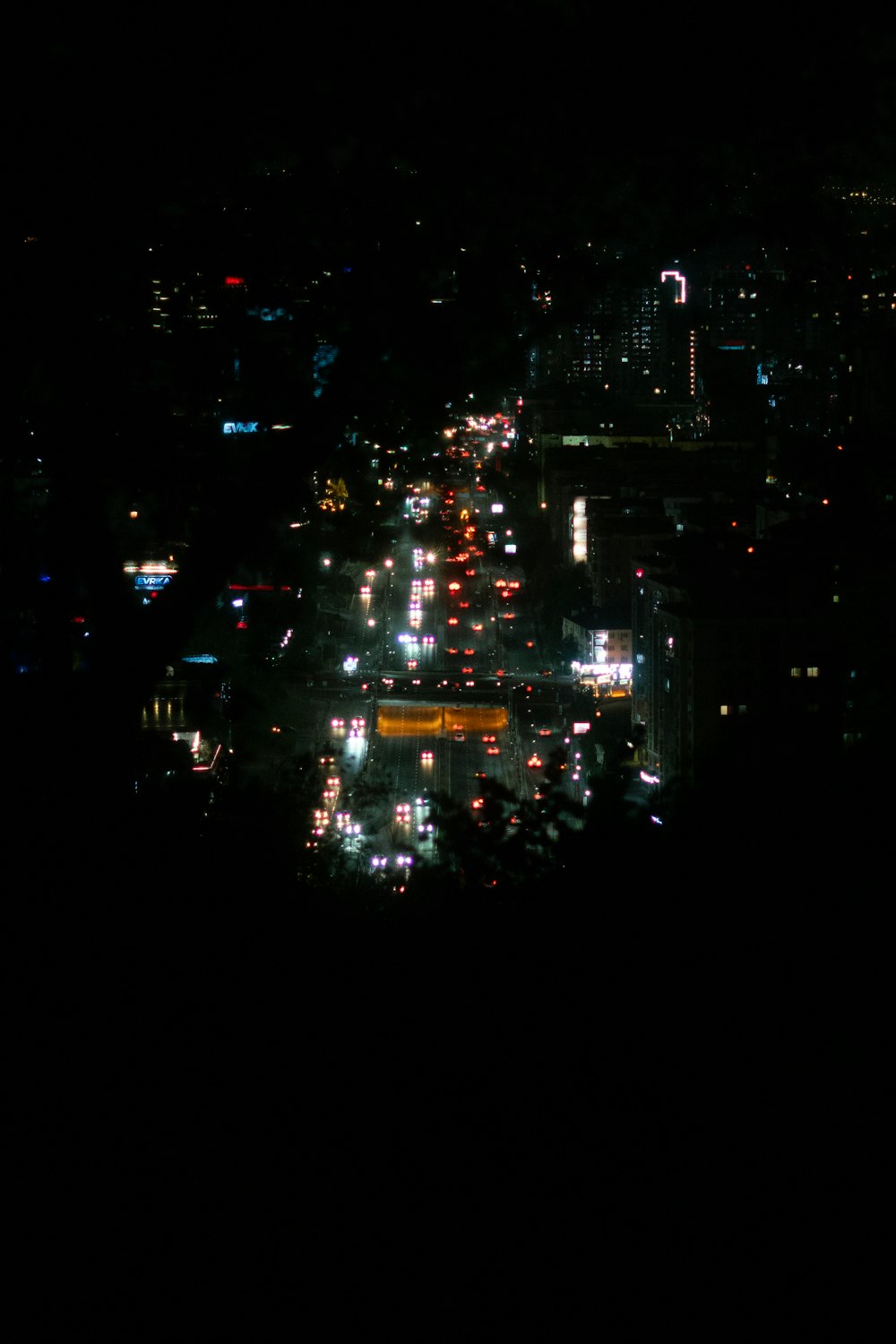 a city street filled with lots of traffic at night