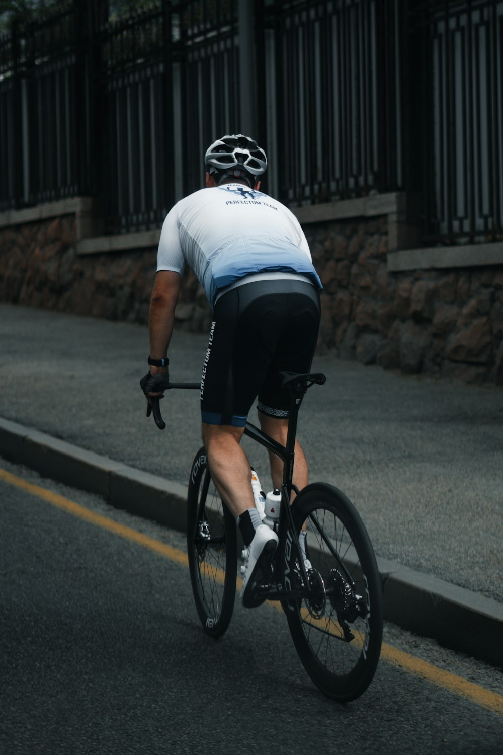 um homem andando de bicicleta por uma rua