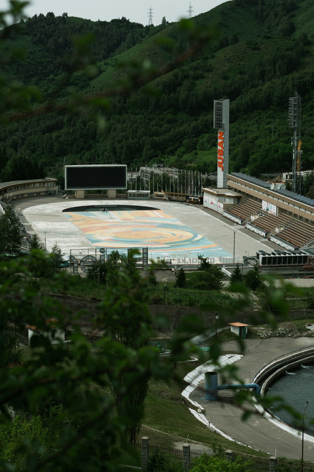 Un grande stadio vuoto con molti posti a sedere