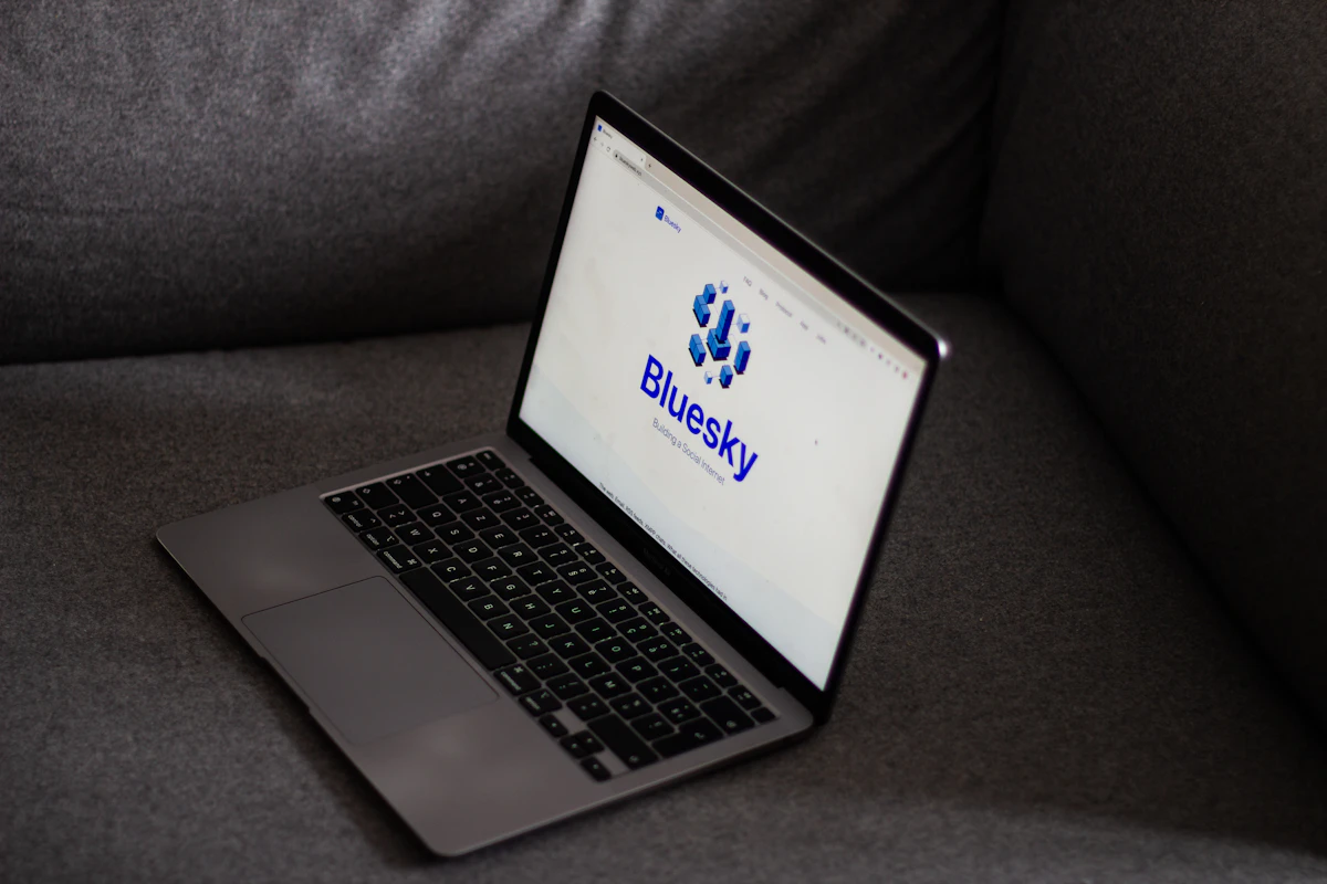 Comparación entre la vista normal de Bluesky y una captura de pantalla mostrando el logo
