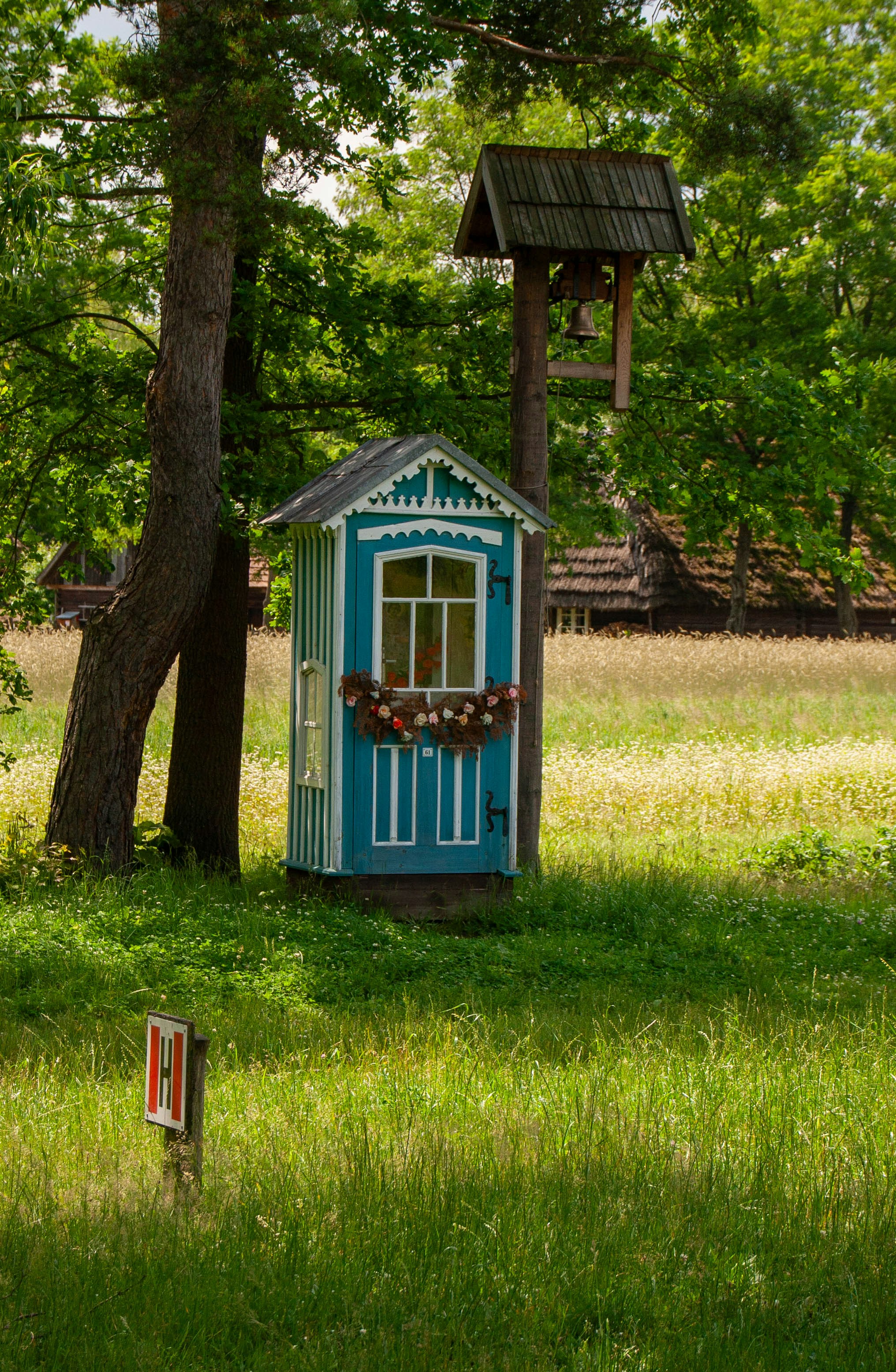 畑の真ん中にある小さな離れ家