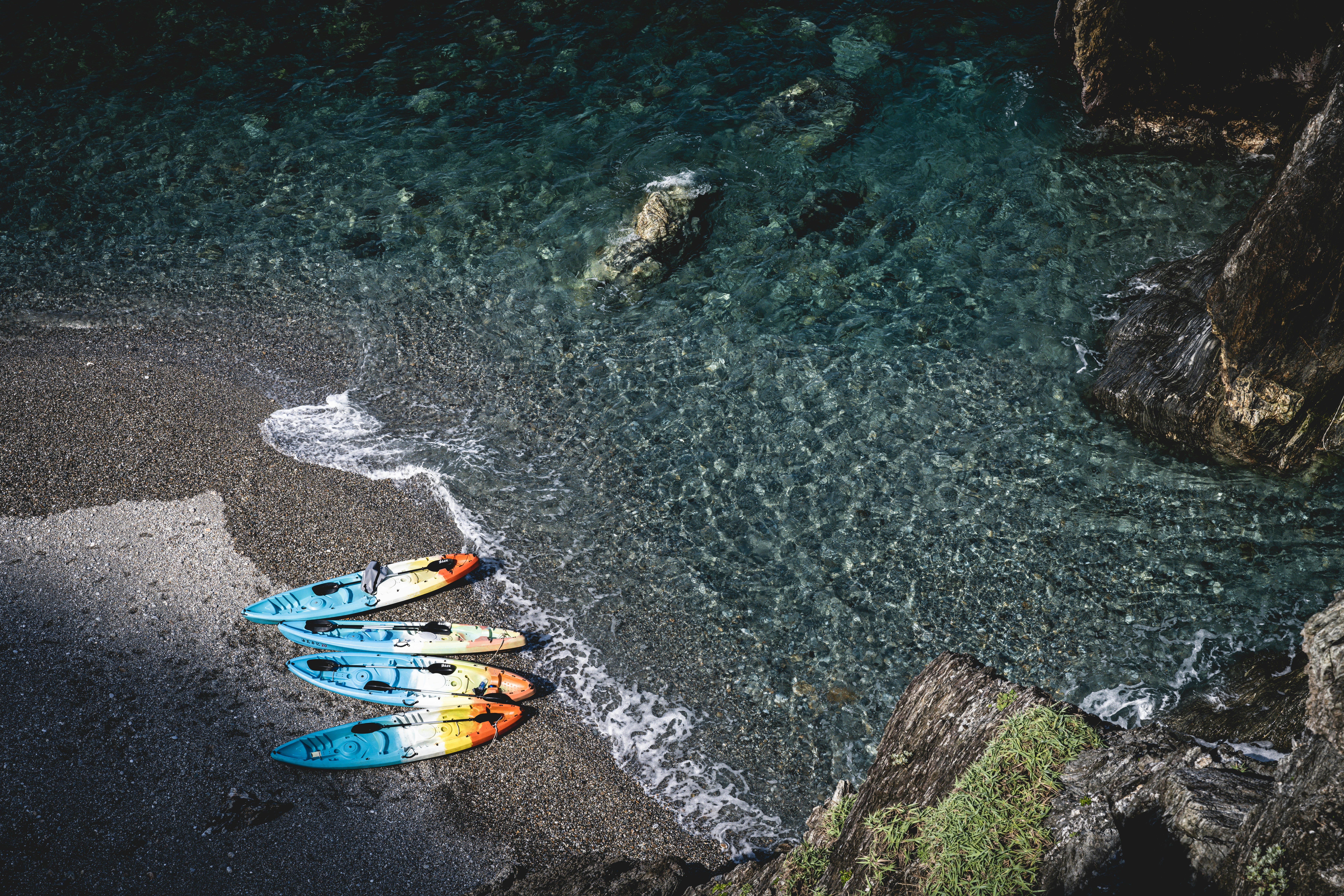 a couple of kayaks sitting on top of a beach