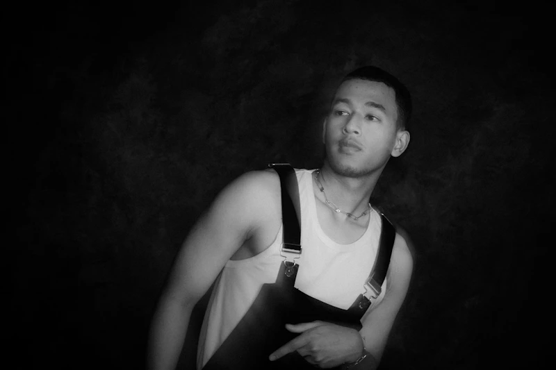 Caballero con camiseta blanca sin mangas y tirantes negros