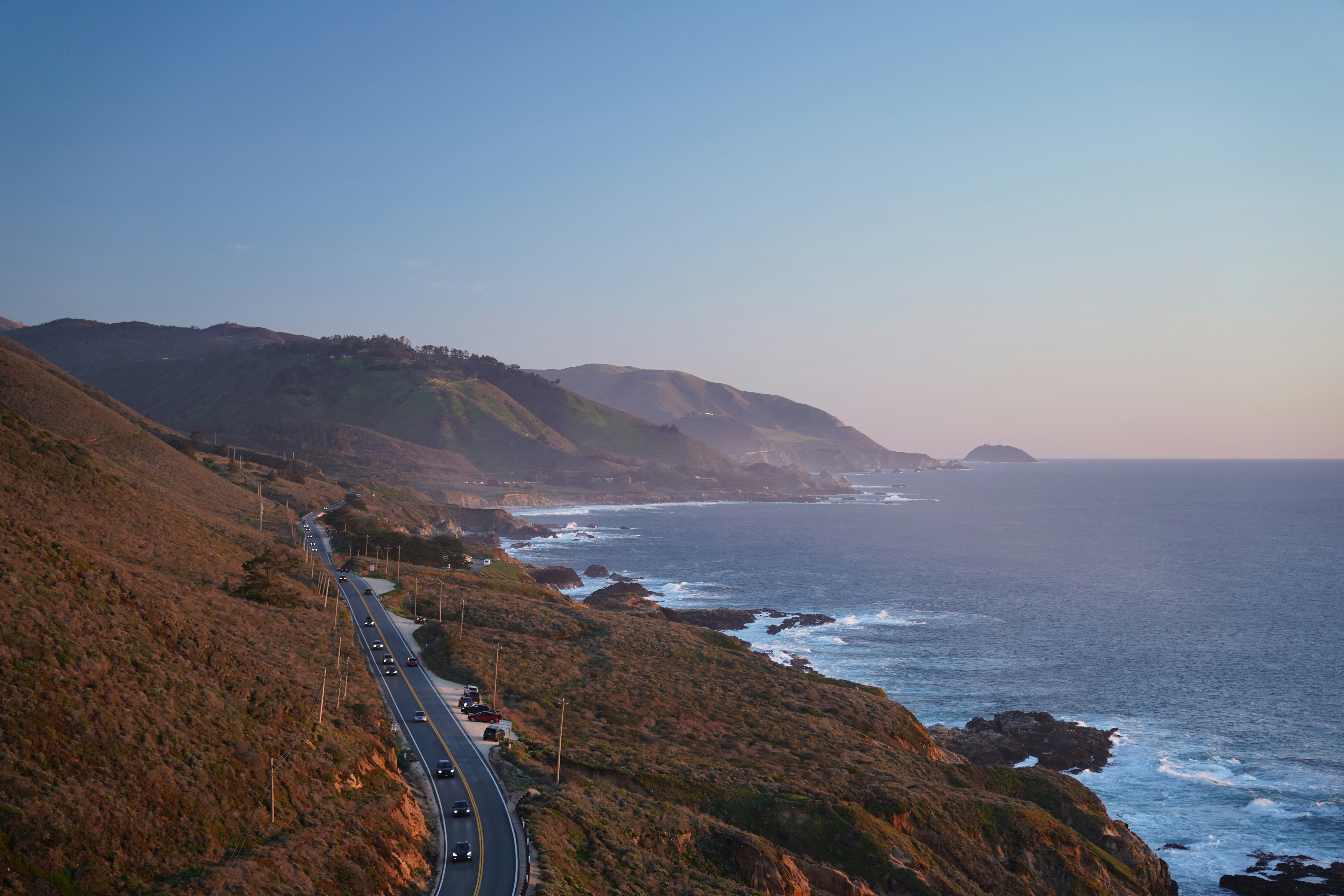 Un long tronçon de route au bord de l’océan