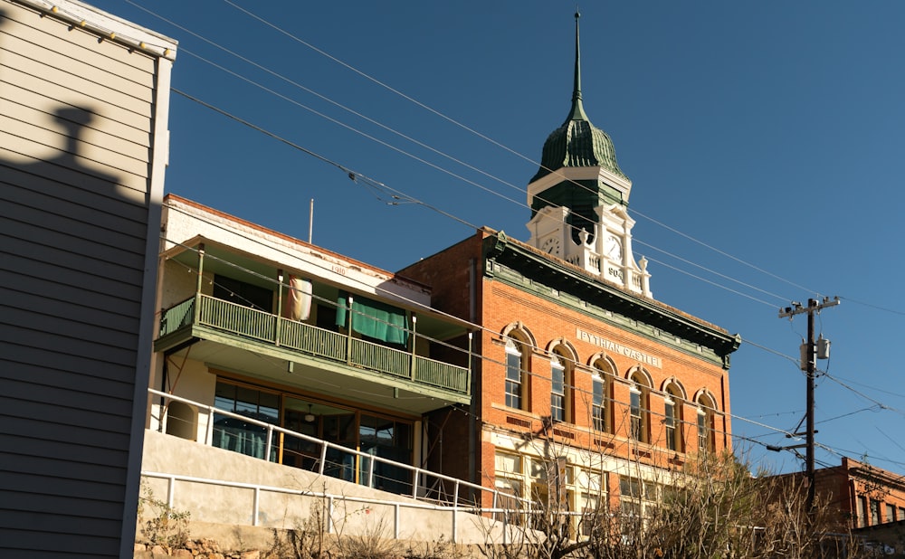 Un edificio con un campanario y una torre del reloj