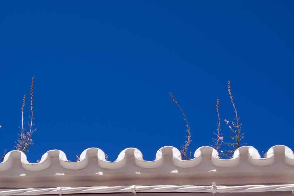 um telhado branco com um céu azul no fundo