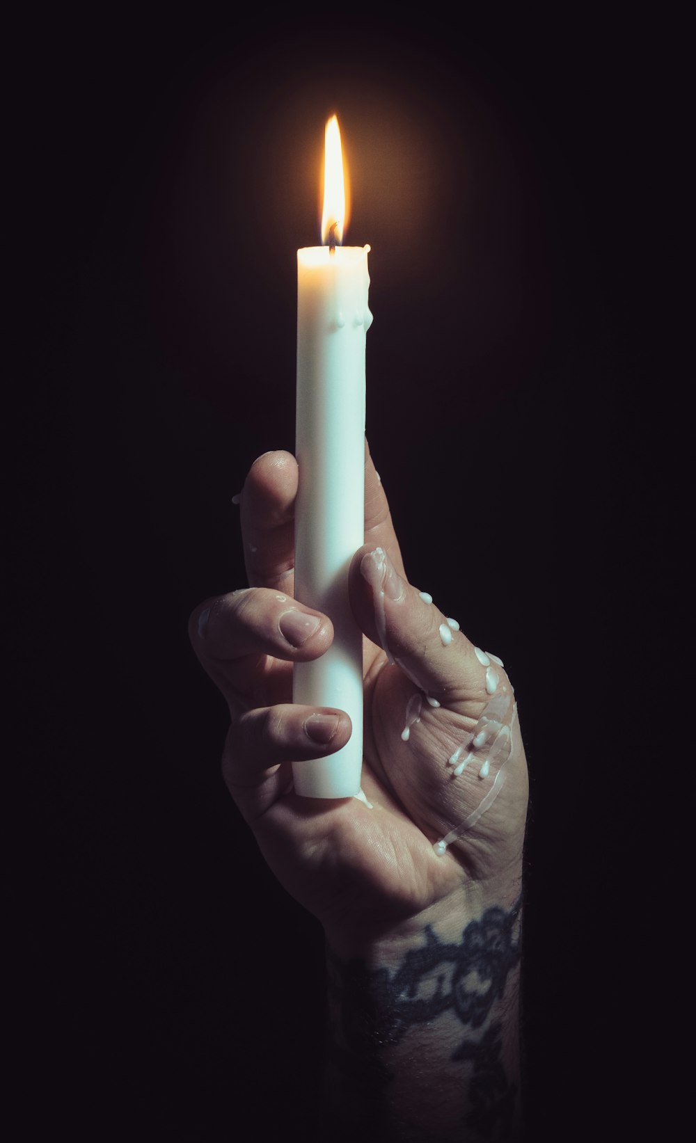 Foto zum Thema Eine Person, die eine brennende Kerze in der Hand hält –  Kostenloses Bild zu Kerze auf Unsplash