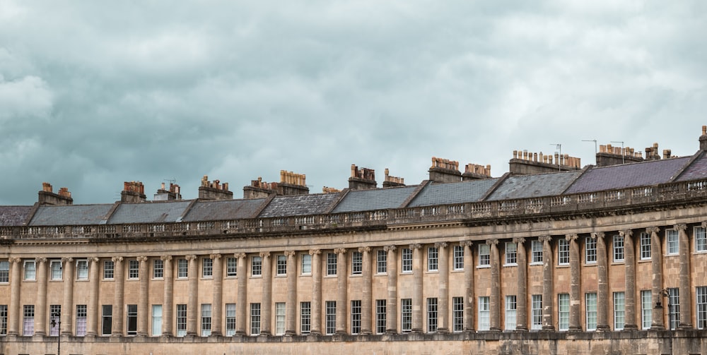 Un grand bâtiment avec beaucoup de fenêtres au-dessus