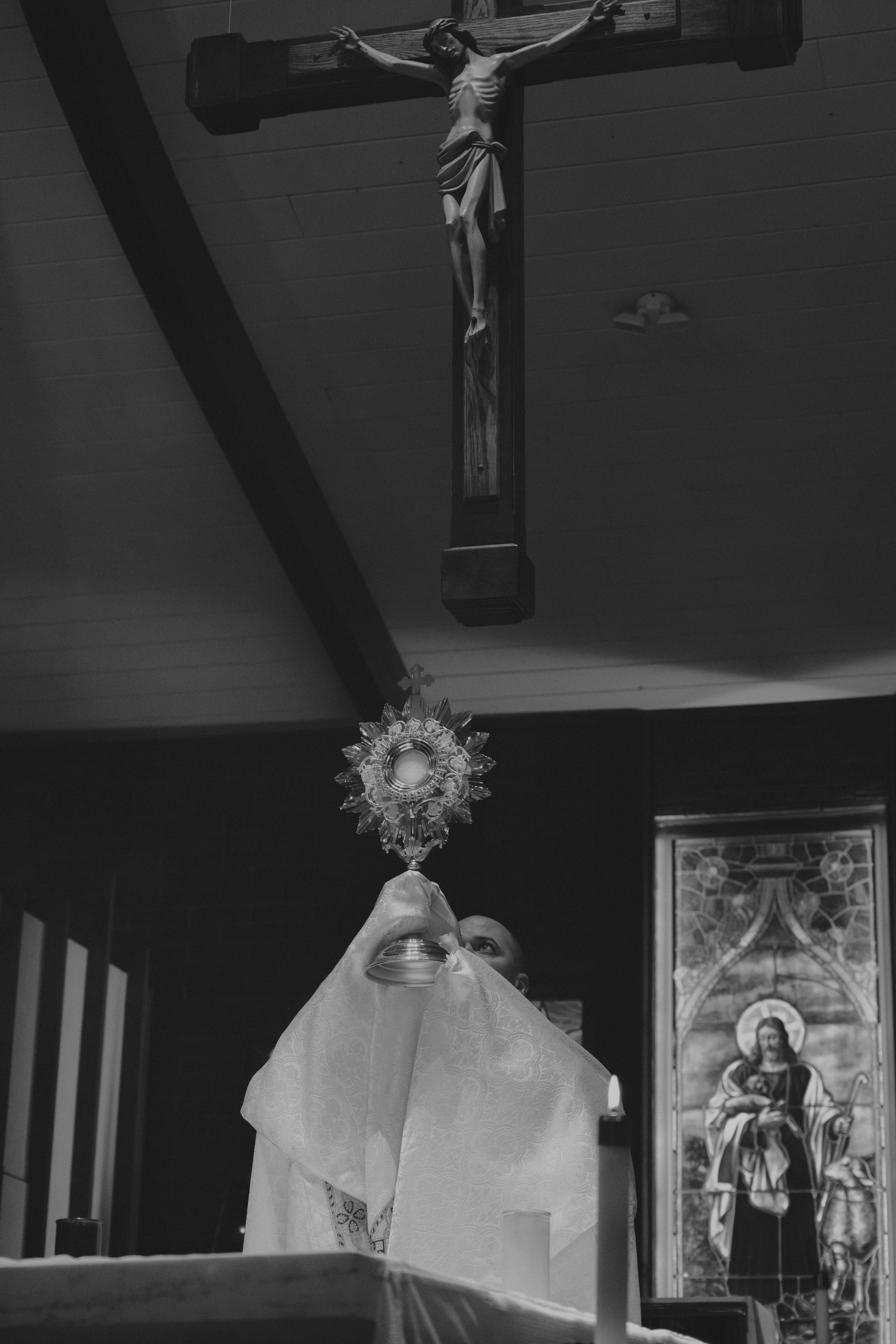 a black and white photo of a crucifix