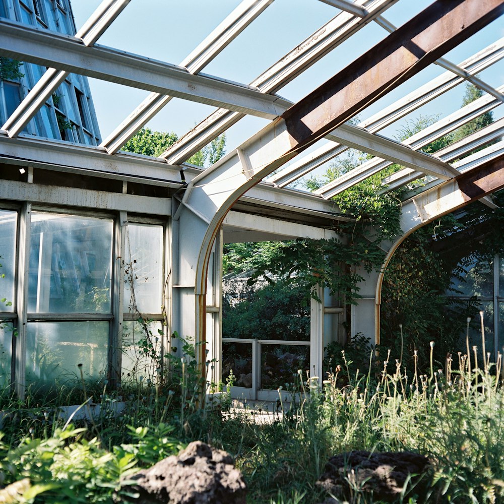 a building that has a bunch of plants growing inside of it