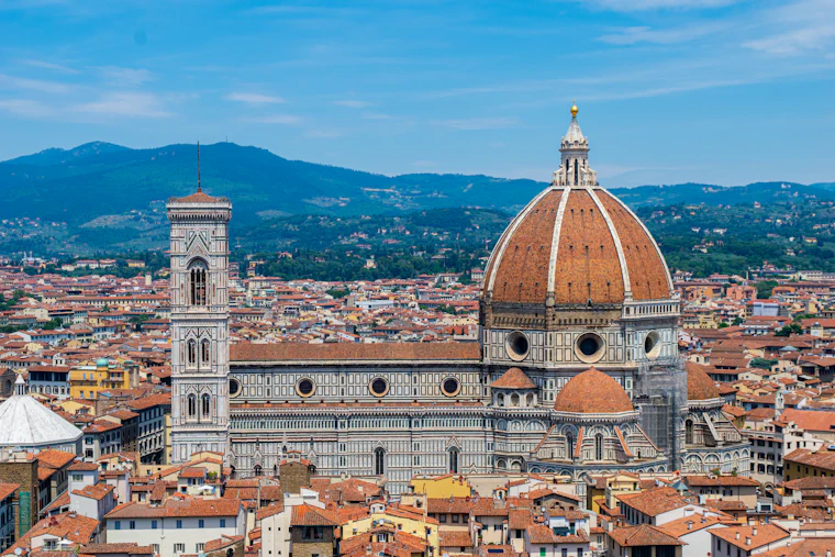 La catedral de Santa Maria del Fiore sobre los tejados de Florencia