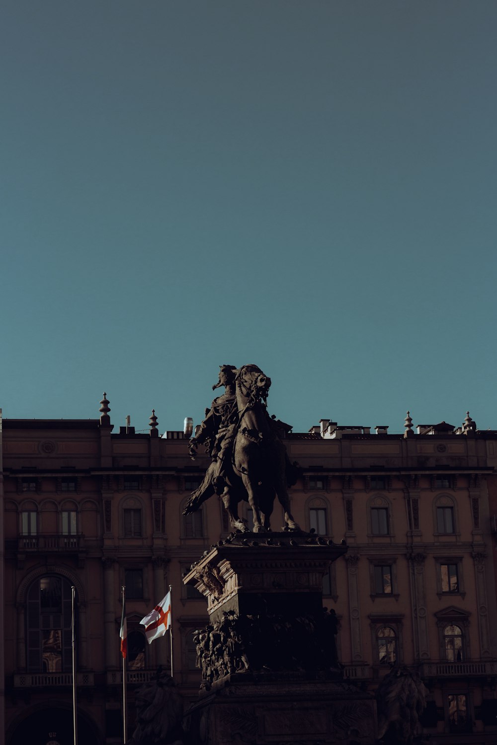 una statua di un uomo su un cavallo di fronte a un edificio