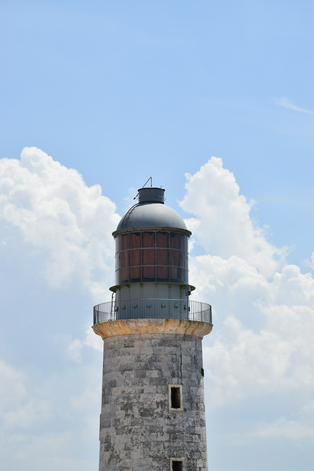 un grande faro seduto sulla cima di una collina