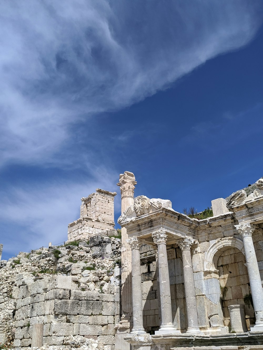 Le rovine di una città romana sotto un cielo blu