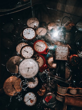 a bunch of clocks sitting on top of a table