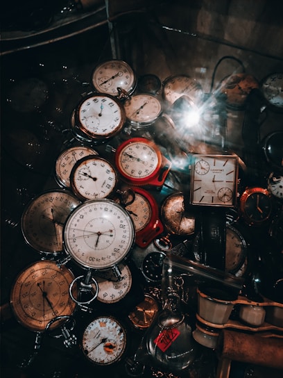 a bunch of clocks sitting on top of a table