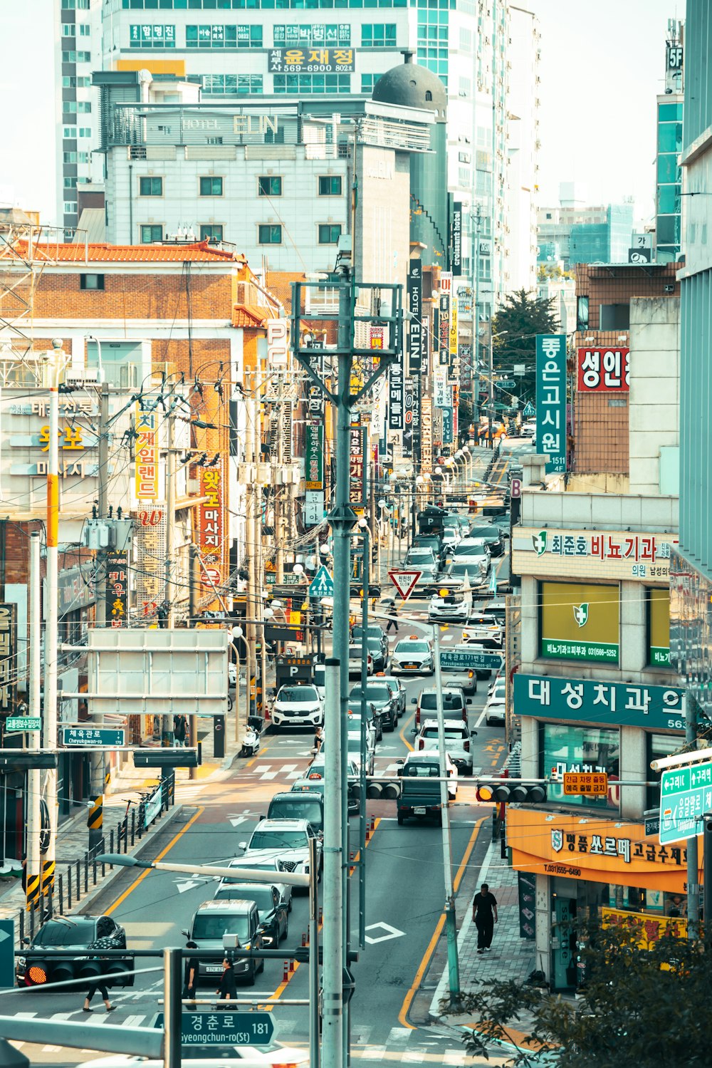 a city street filled with lots of traffic