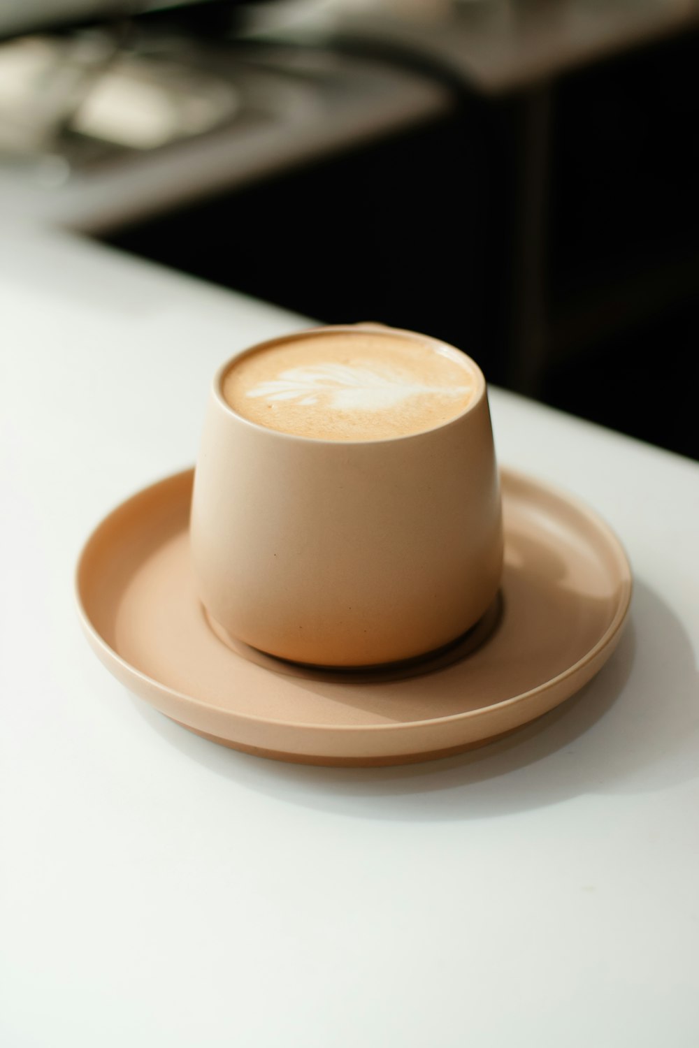 접시 위에 앉아 커피 한 잔