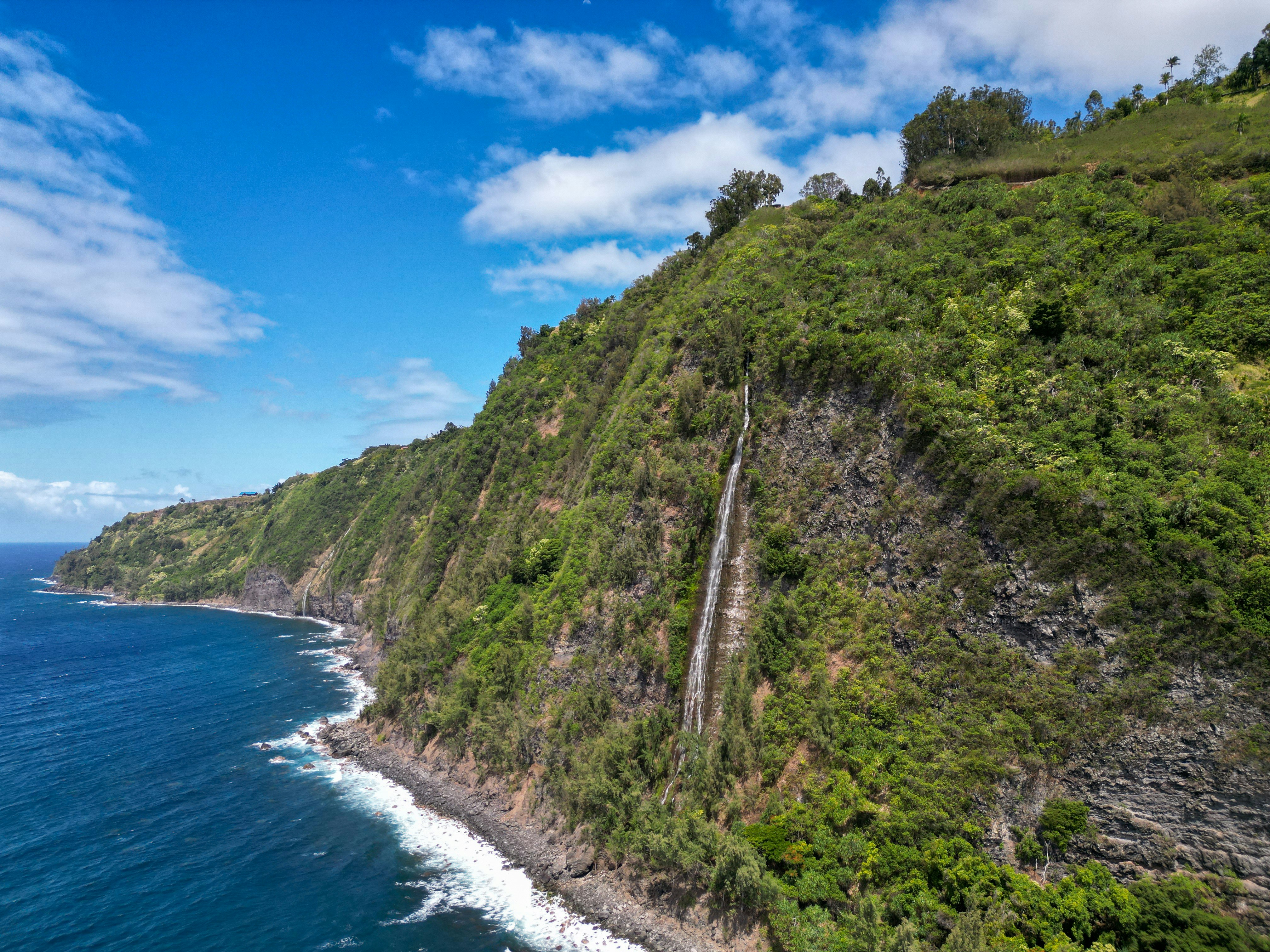 A scenic view of the ocean from a cliff photo – Free Kukuihaele Image ...