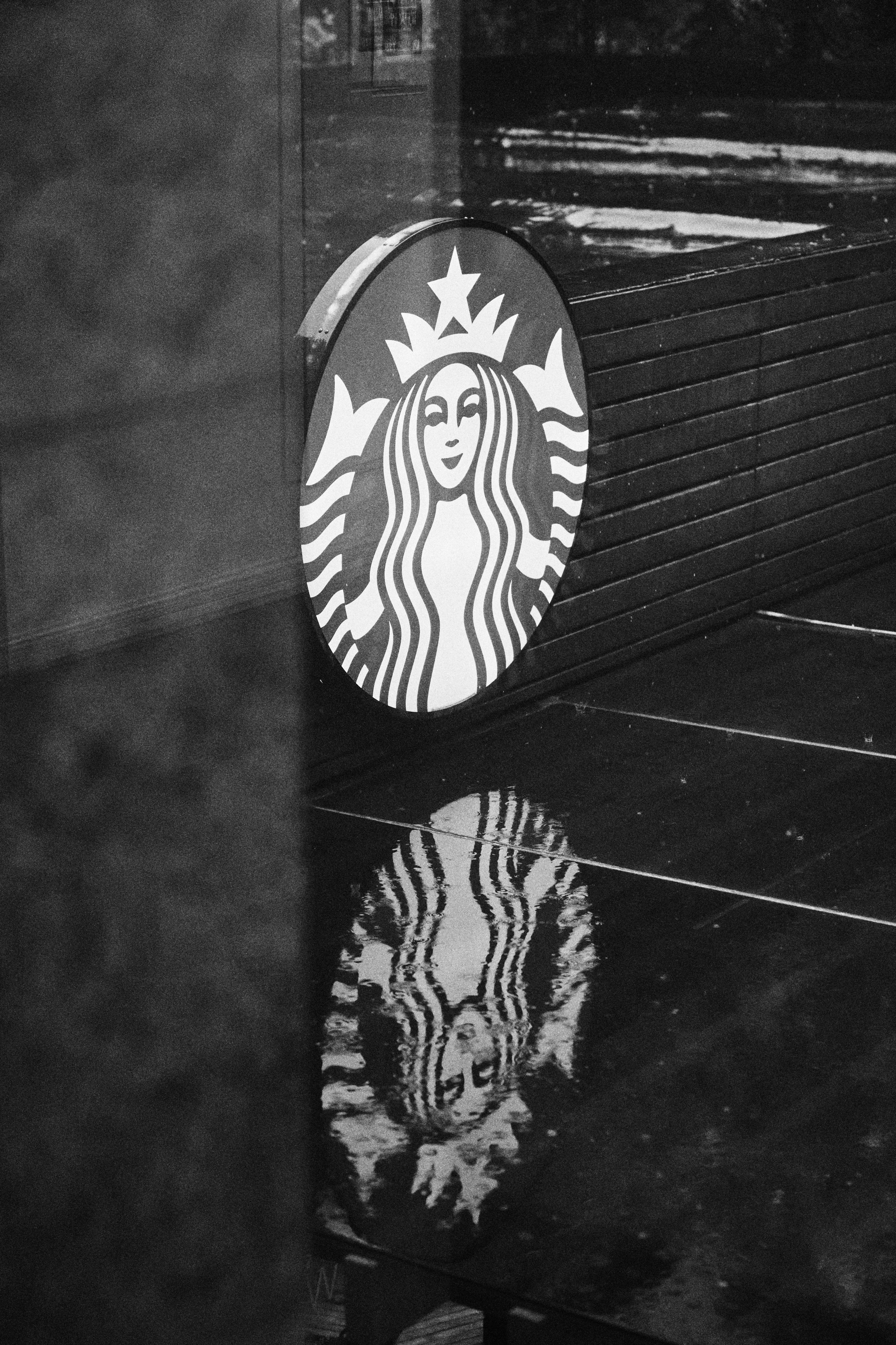 A black and white photo of a starbucks sign photo – Free Face Image on  Unsplash, image size:3000x4500