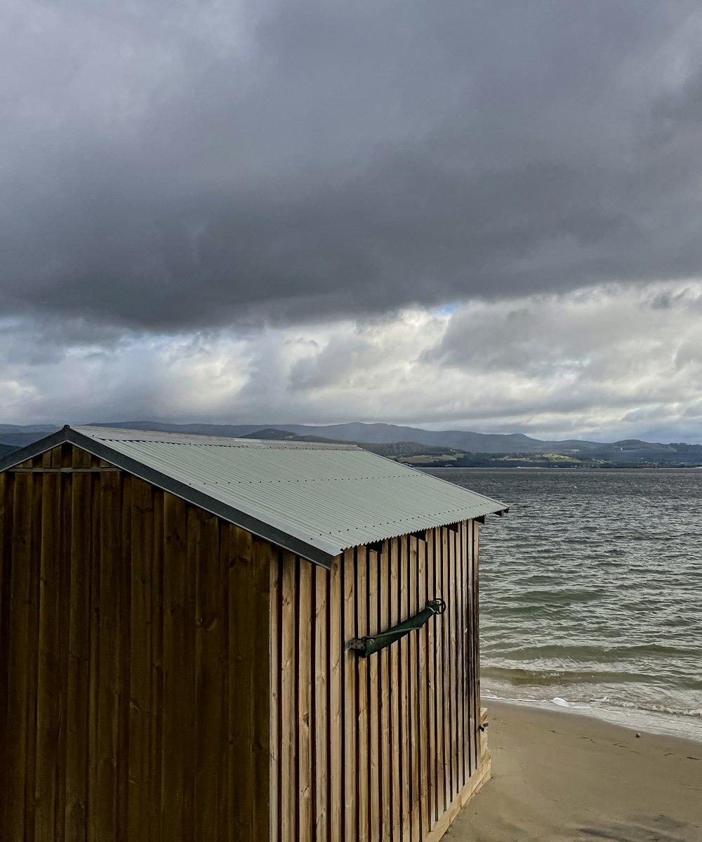 uma cabana de praia sentada em cima de uma praia de areia