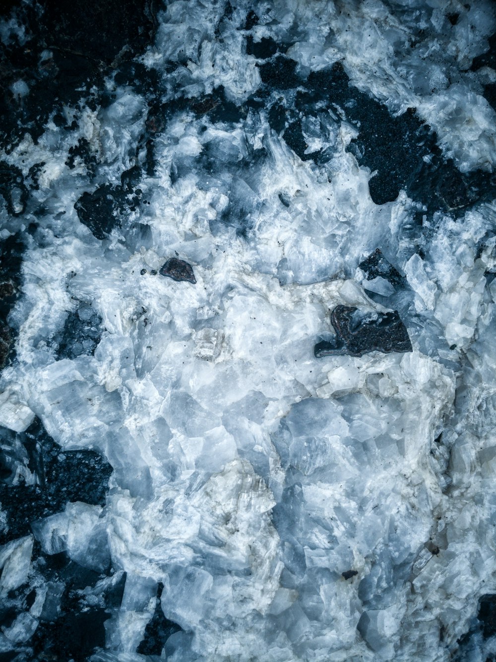 얼음과 물의 흑백 사진