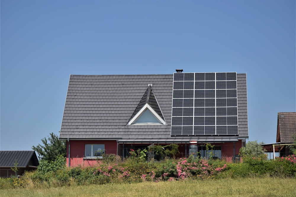 ein Haus mit einem Sonnenkollektor auf dem Dach