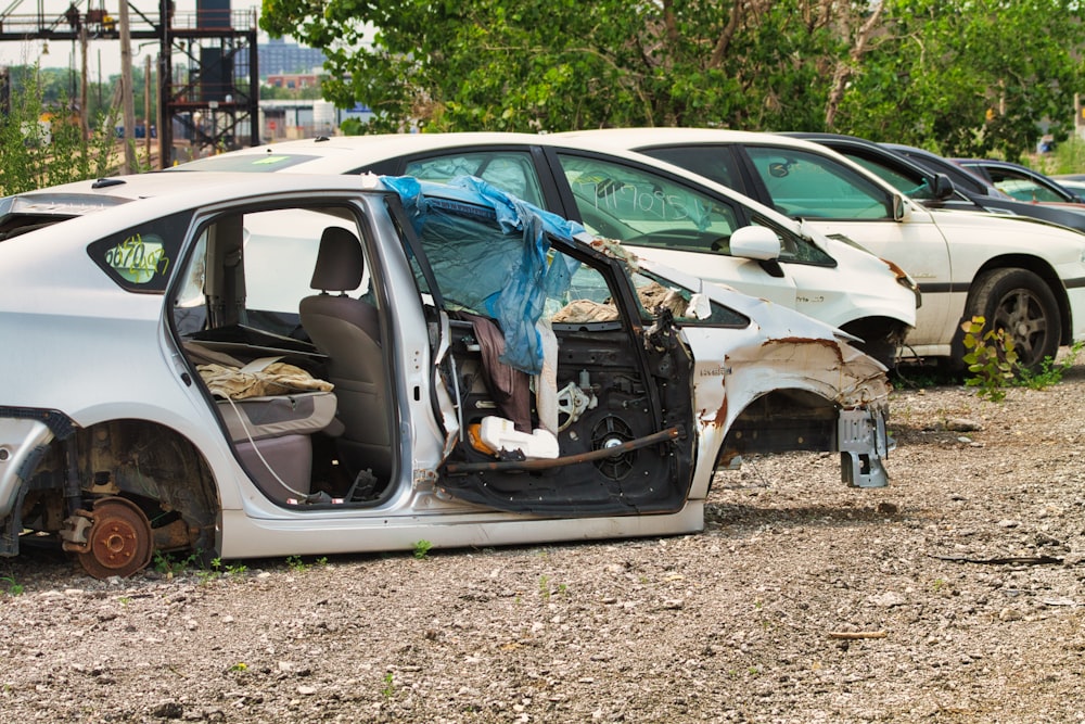 Un'auto che è seduta nella sporcizia