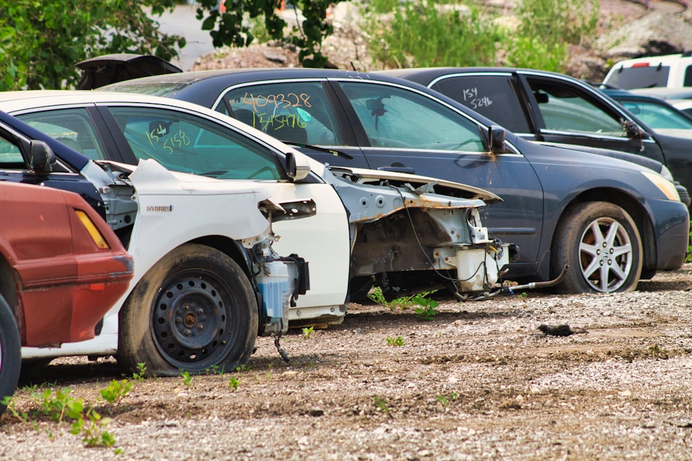 Un mucchio di auto che sono sedute nella sporcizia