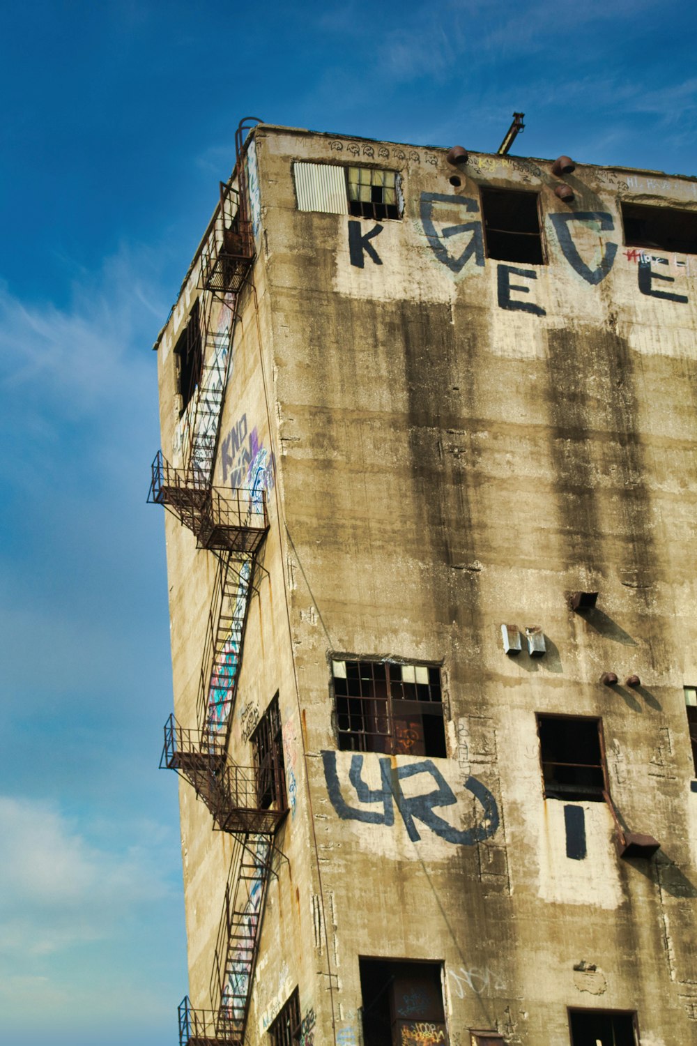 a tall building with graffiti on the side of it