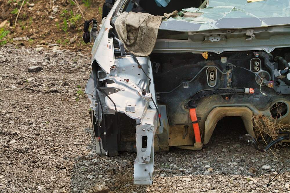 die Vorderseite eines Autos, das auf dem Boden sitzt