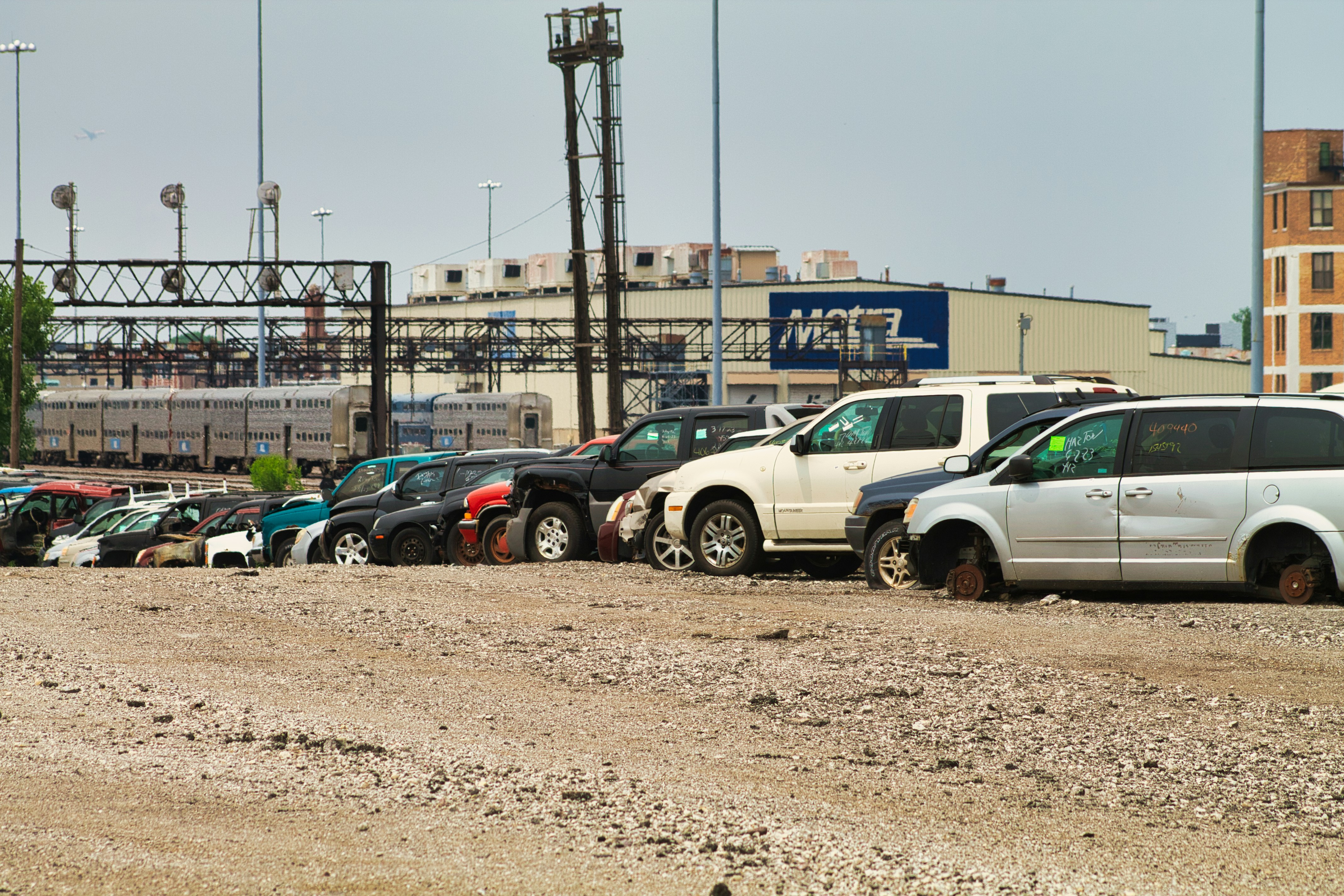 a parking lot filled with lots of parked cars, 