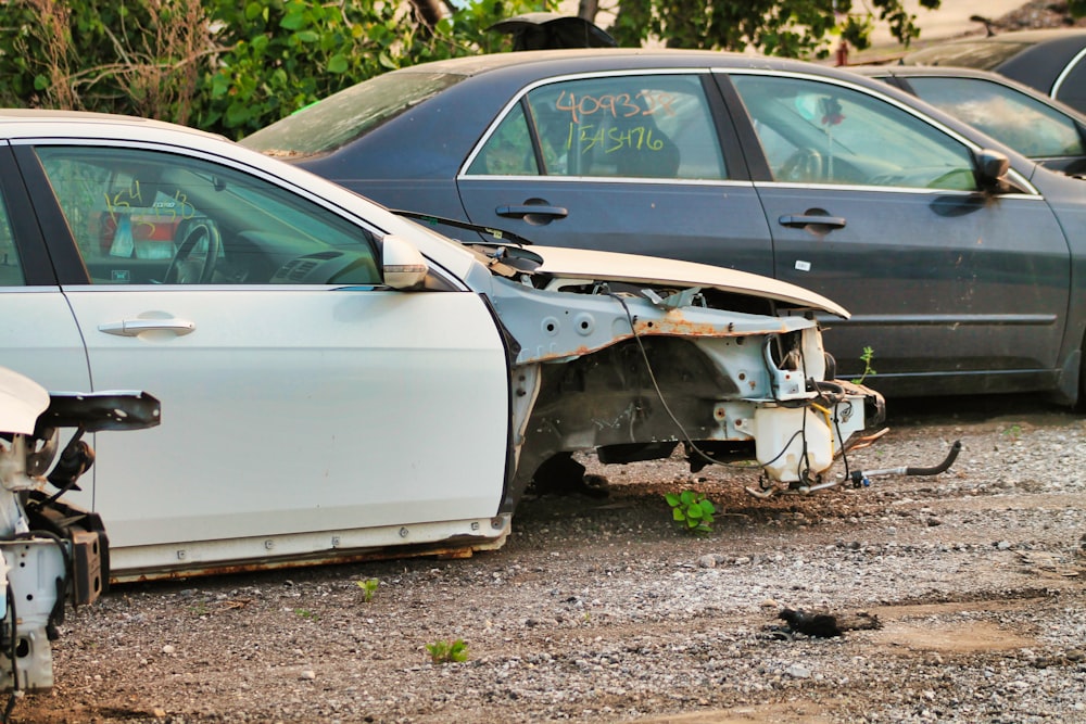 Un'auto che è seduta nella sporcizia