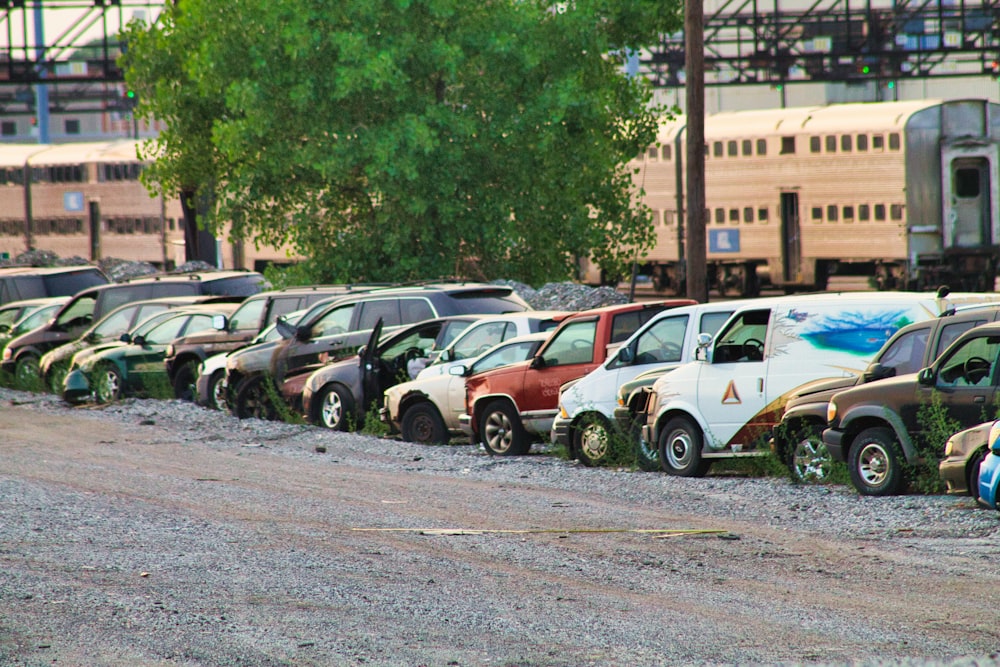 eine Reihe geparkter Autos, die nebeneinander sitzen