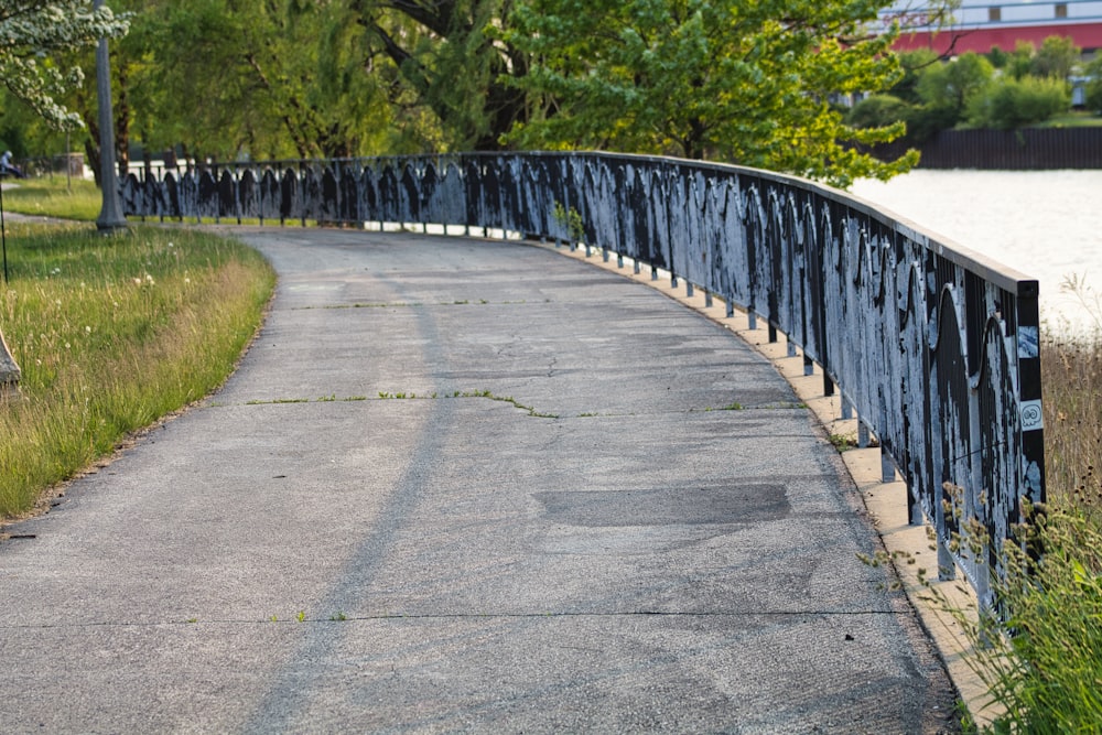 eine Person, die auf einem Skateboard auf einer Brücke fährt