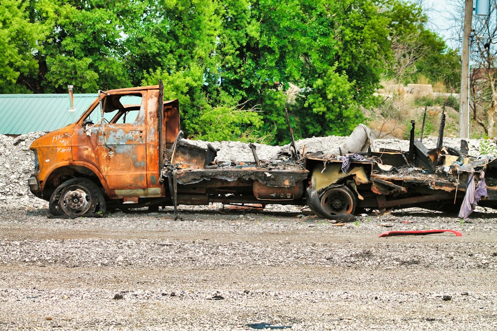 ein verrosteter Lastwagen, der auf einem Feldweg sitzt