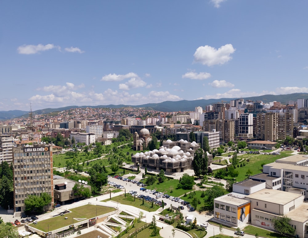 Blick auf eine Stadt mit vielen hohen Gebäuden