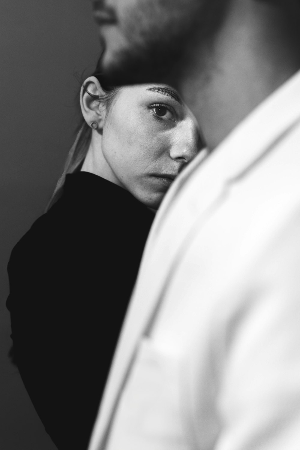 uma foto em preto e branco de um homem e uma mulher