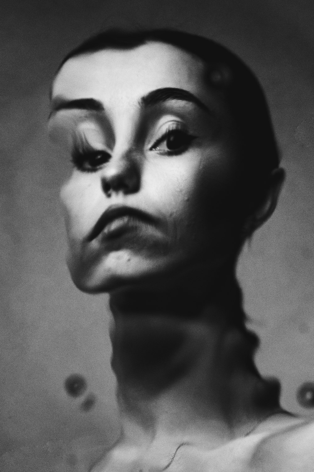 uma foto em preto e branco do rosto de uma mulher