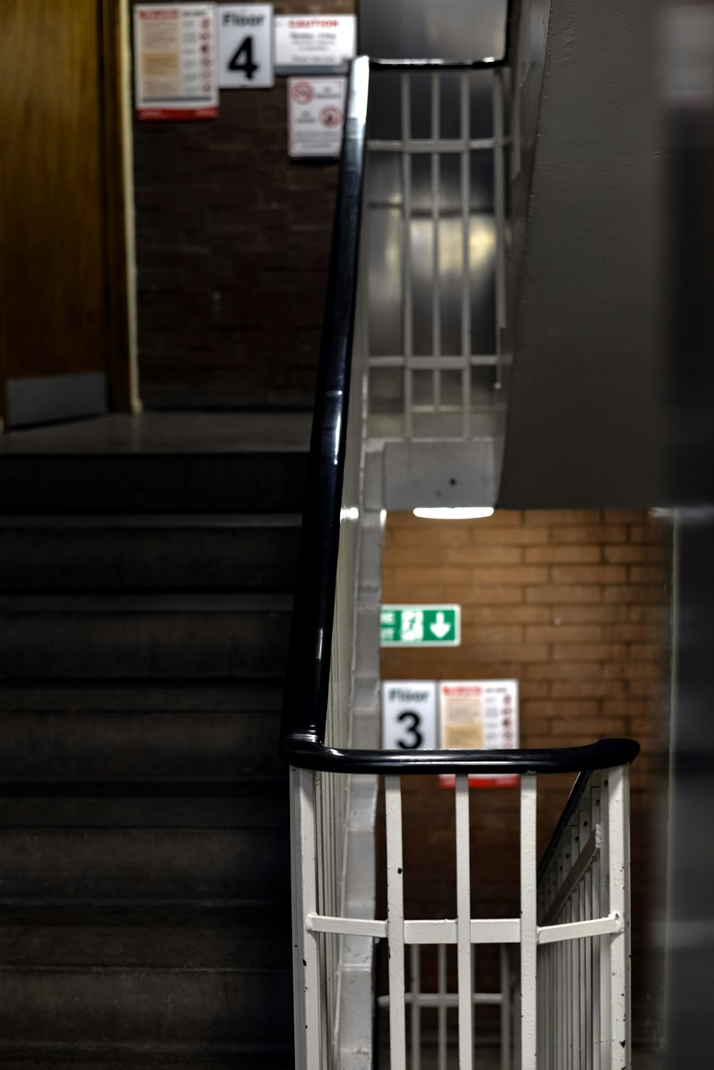 un conjunto de escaleras que conducen a un edificio