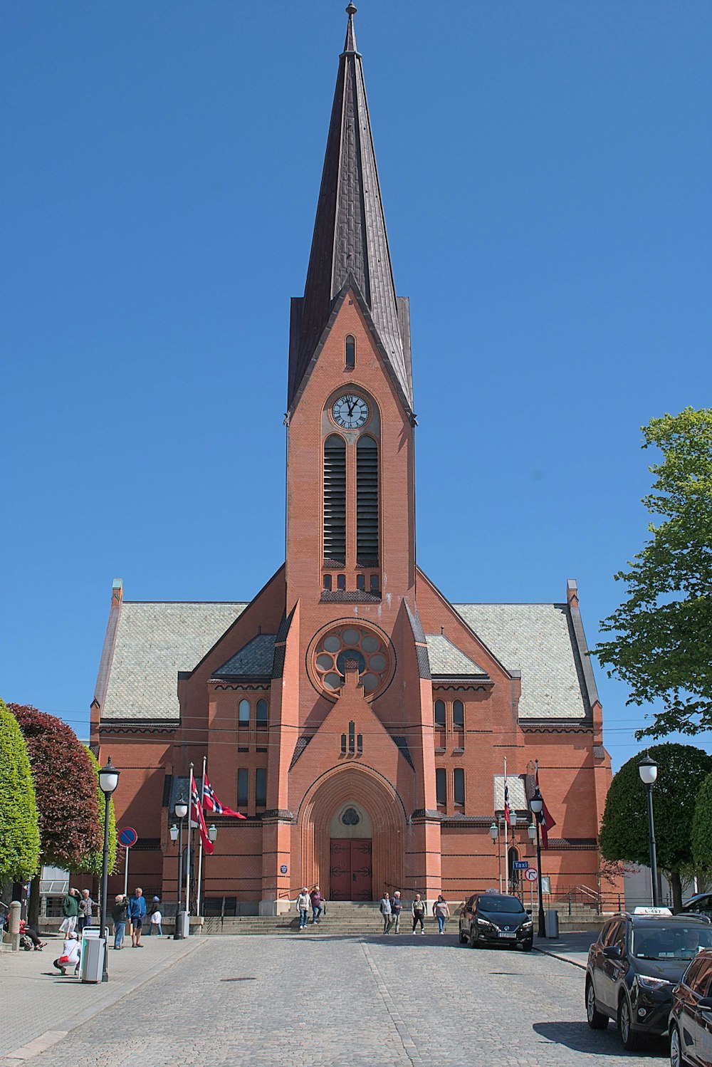 eine Kirche mit einem Kirchturm und einem Glockenturm