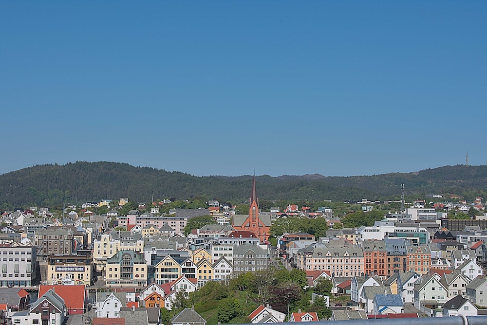 Blick auf eine Stadt mit Bergen im Hintergrund