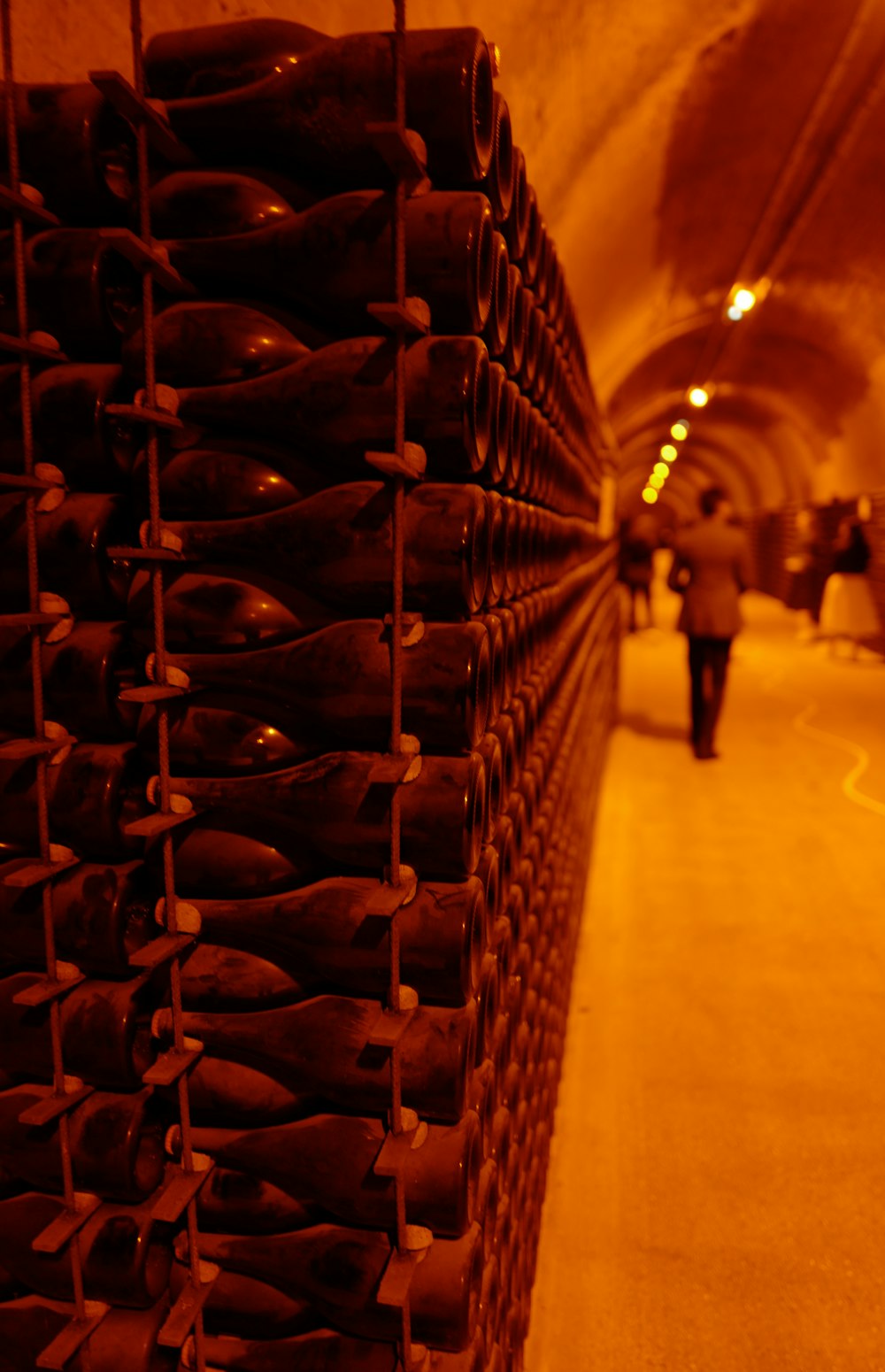 um grupo de pessoas caminhando por um túnel